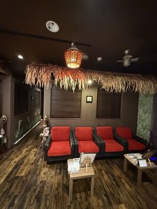 RERAC長町店のアジアンテイストの待合スペース